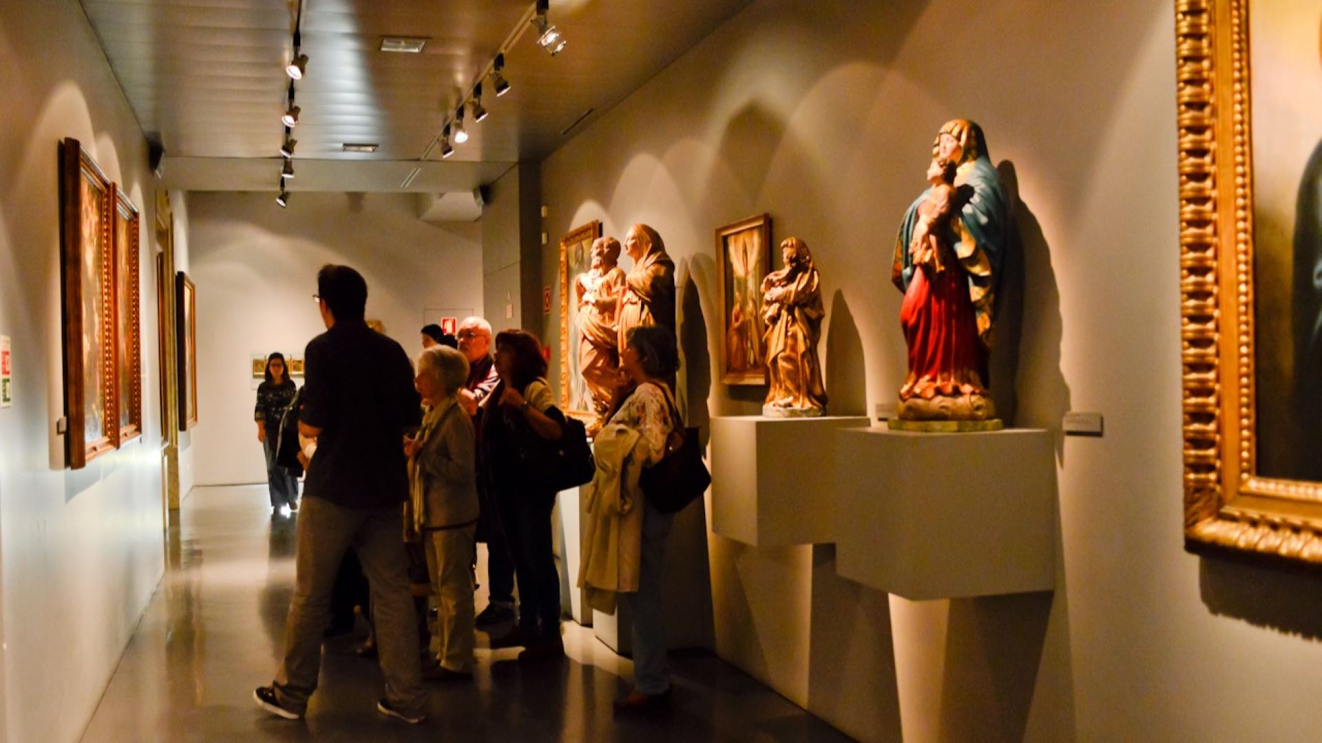 grupo de pessoas visitam peças no museu de são roque