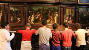 seis meninos a verem quadros na igreja de são roque
