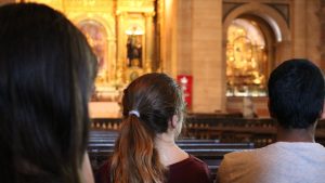 três jovens de costas a apreciarem a igreja de são roque