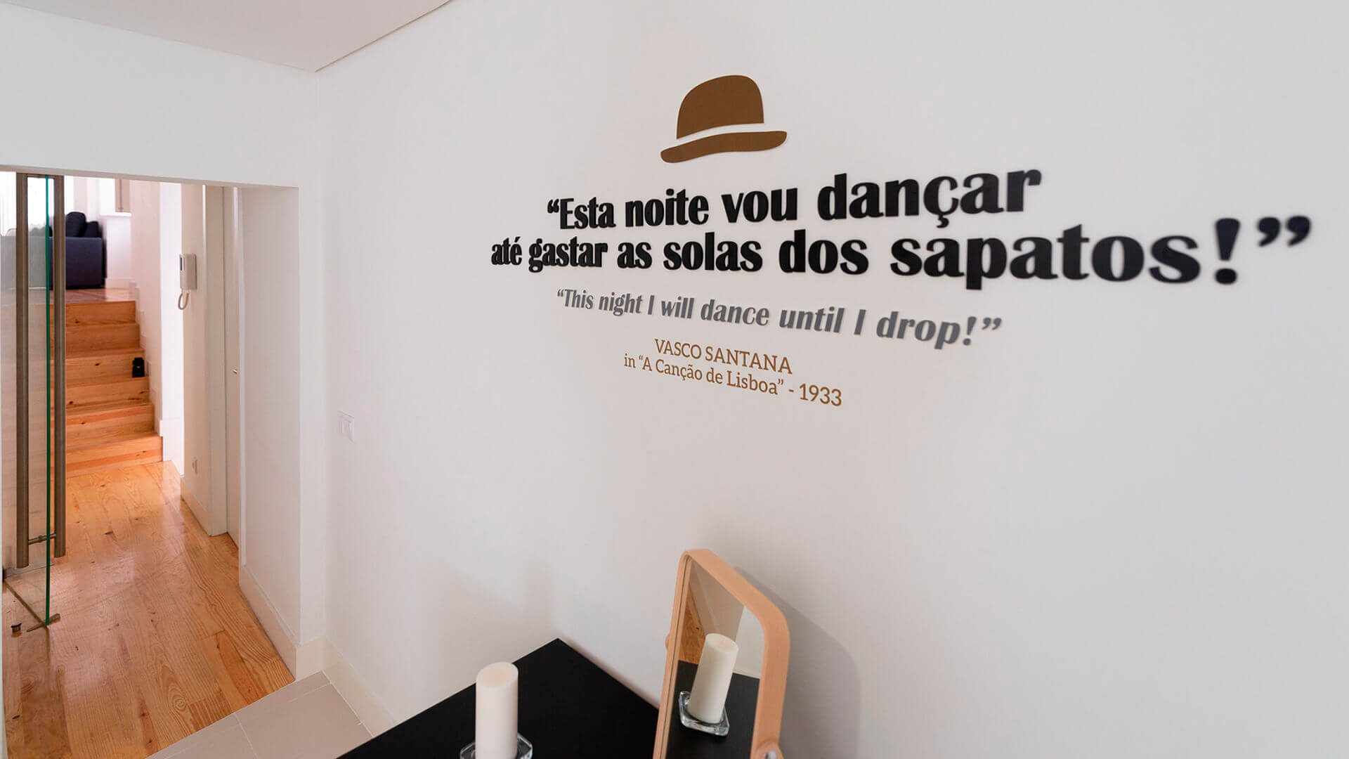 Sala com frase de Vasco Santana na parede