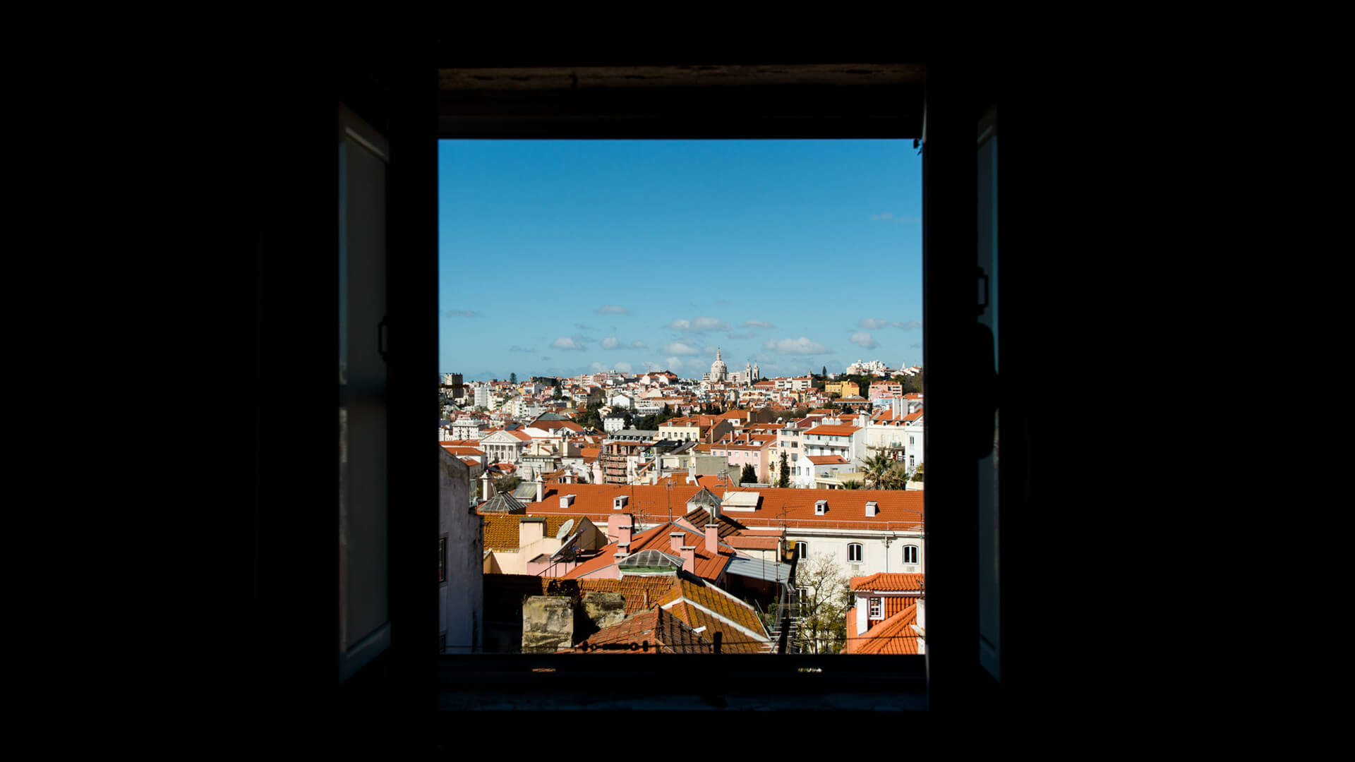 Janela com vista sobre a cidade de Lisboa