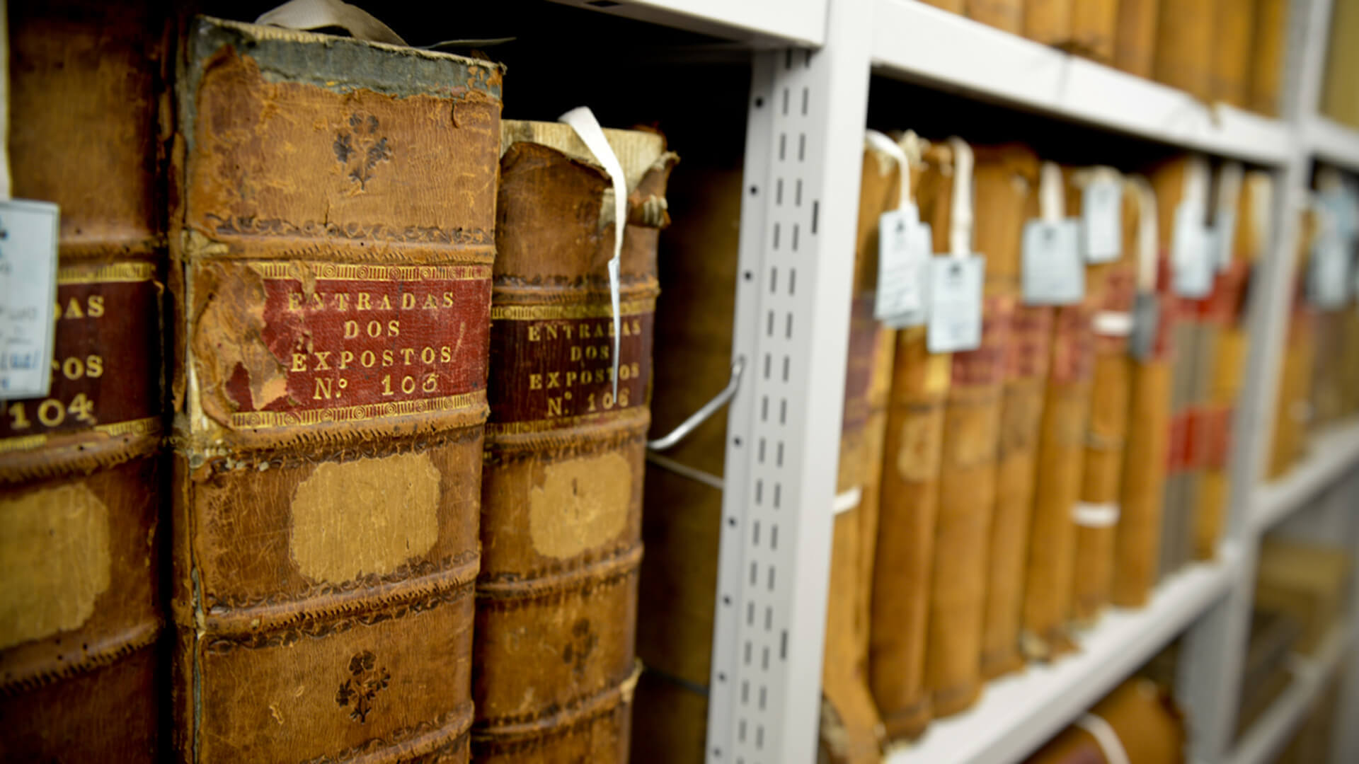 livros das entradas dos expostos no arquivo histórico