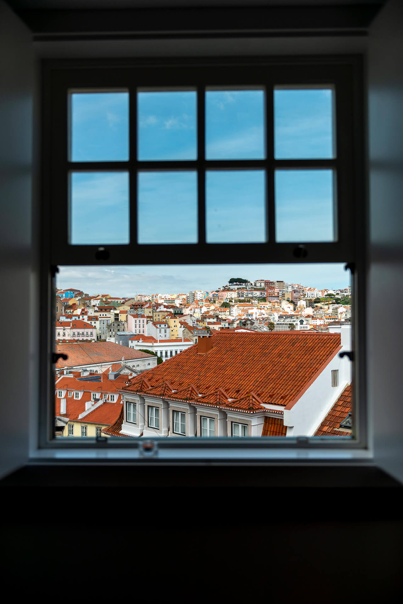 vista da cidade através de janela aberta