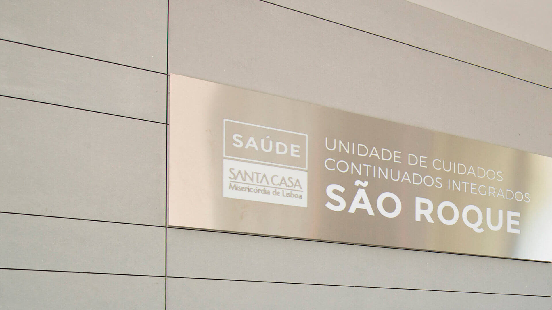 Placa na entrada da UCCI São Roque
