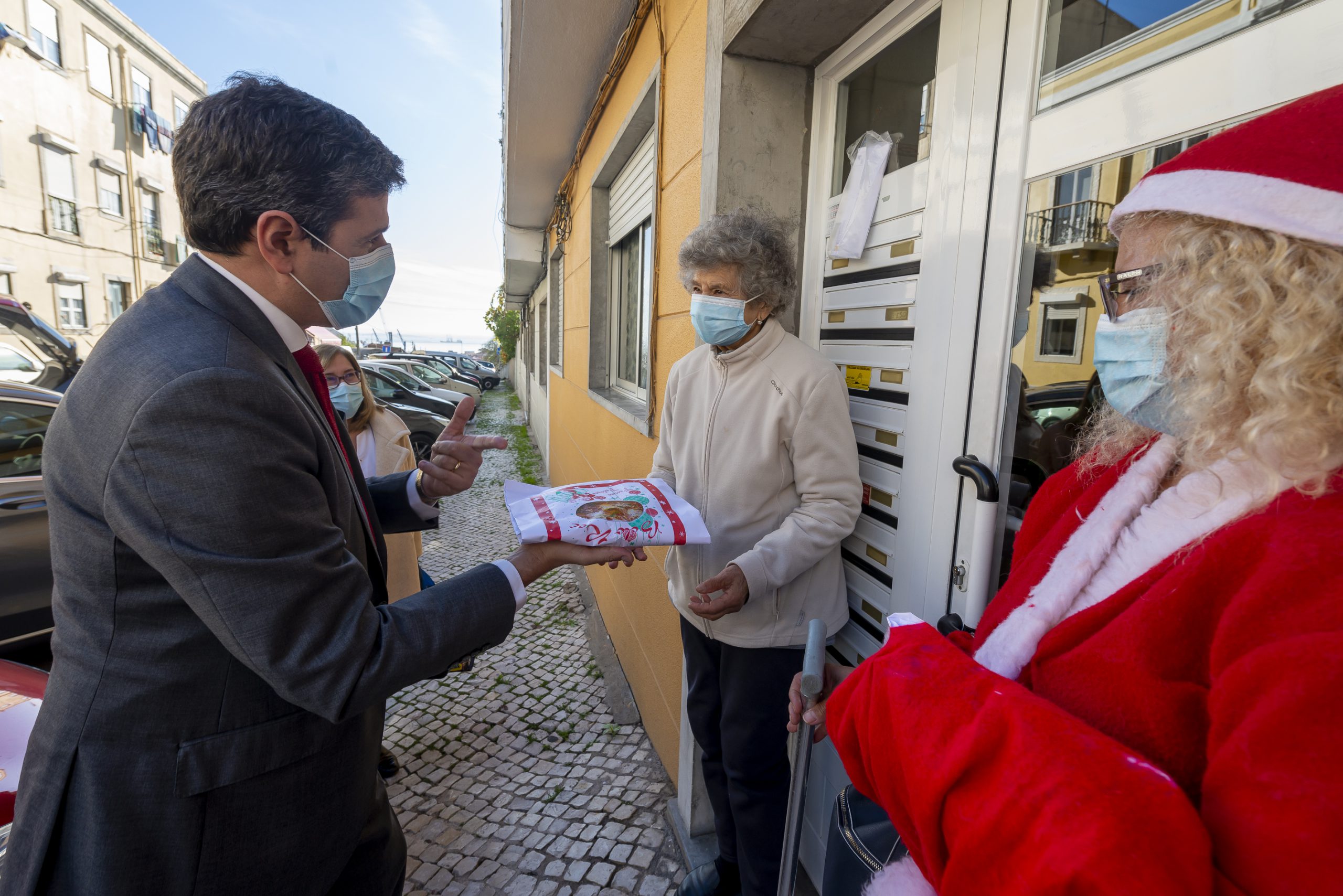 Utentes da Misericórdia de Lisboa recebem bolo-rei