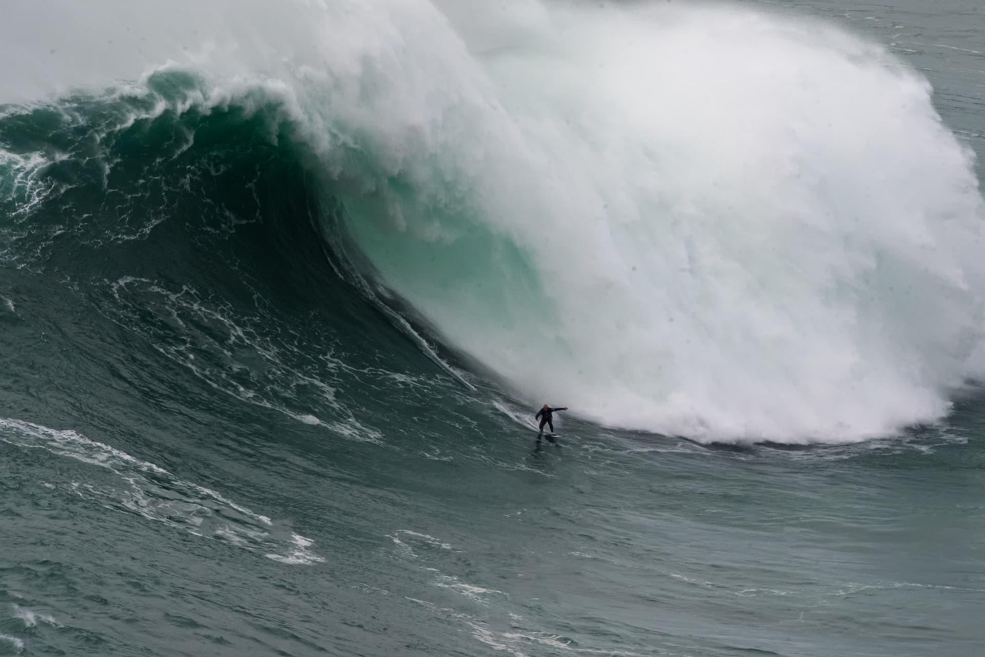 Superação e ambição. Surfistas mais destemidos voltam a desafiar as ondas grandes da Nazaré