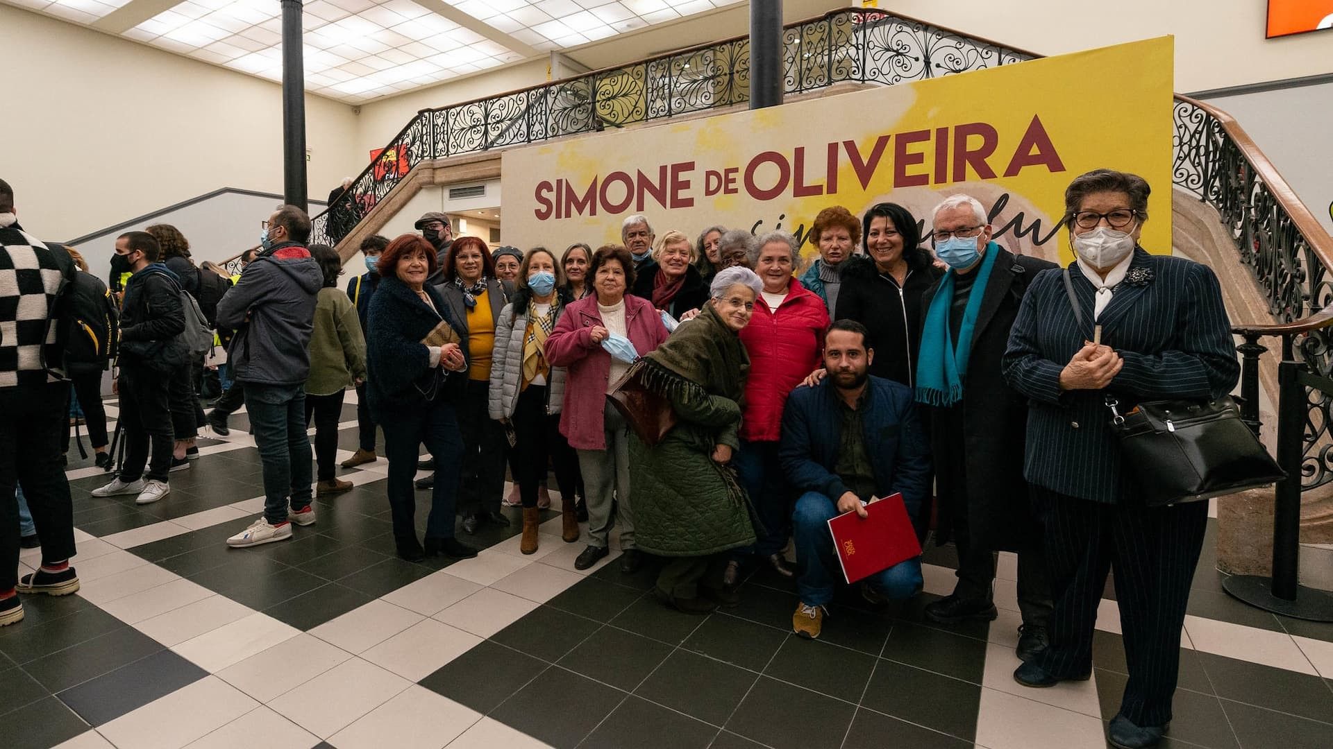 Utentes da Santa Casa cantam a “Desfolhada” na despedida de Simone de Oliveira
