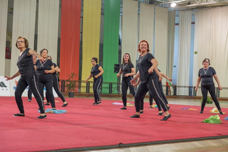 Ginástica faz bem à saúde e combate a solidão