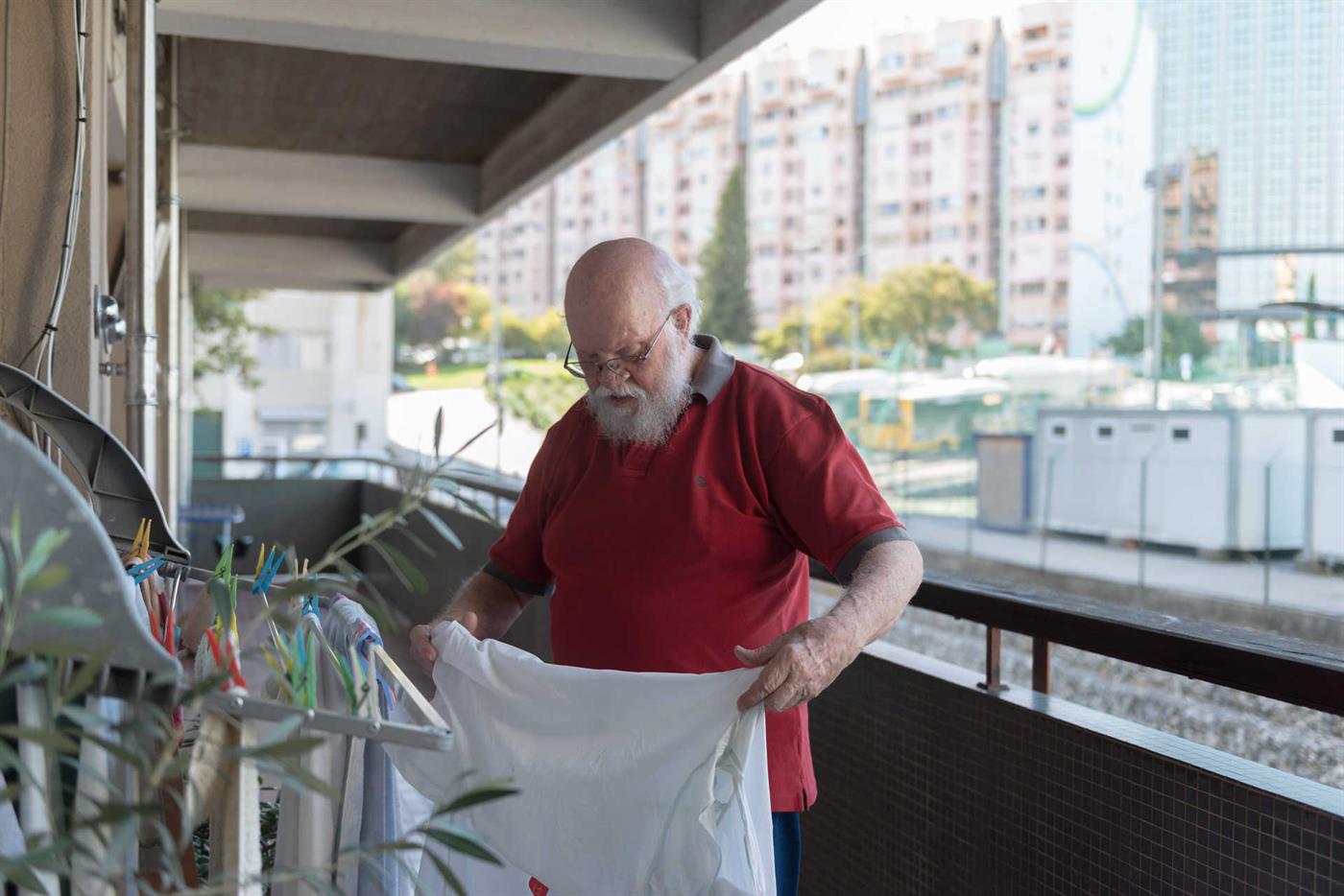 A mulher de Manuel não se lembra quando casaram. Ele cuida que ela não esqueça