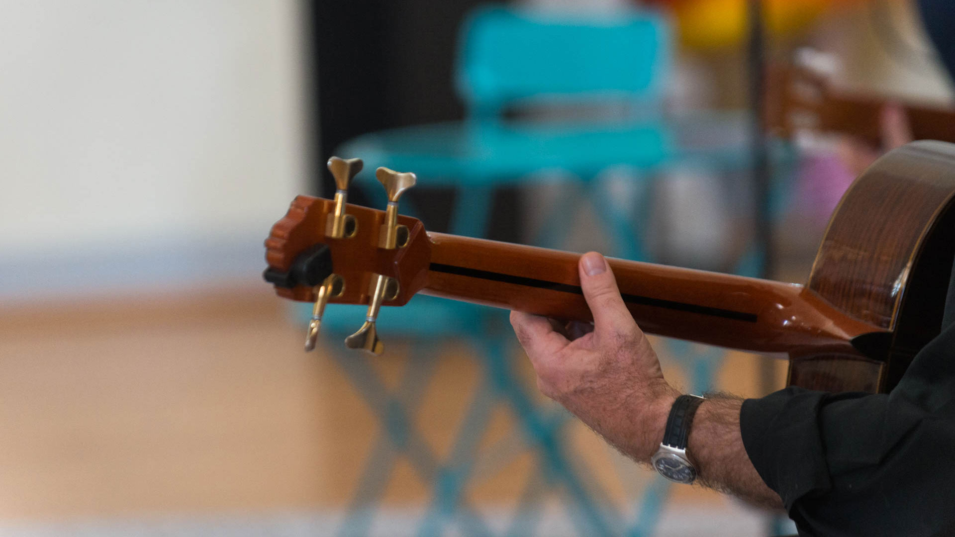 senhor a tocar guitarra