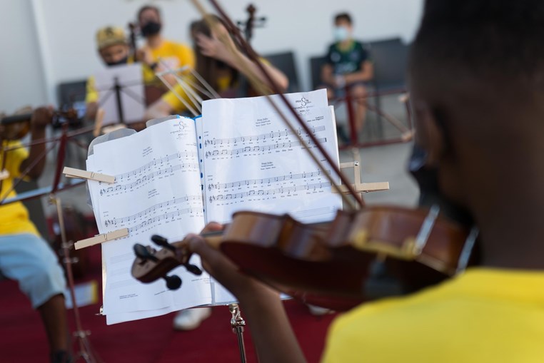 Uma orquestra que dá muito mais que música