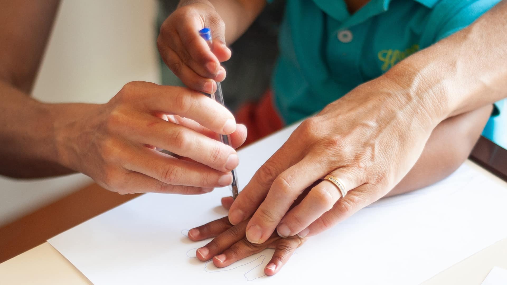 senhora e criança a desenhar a mão