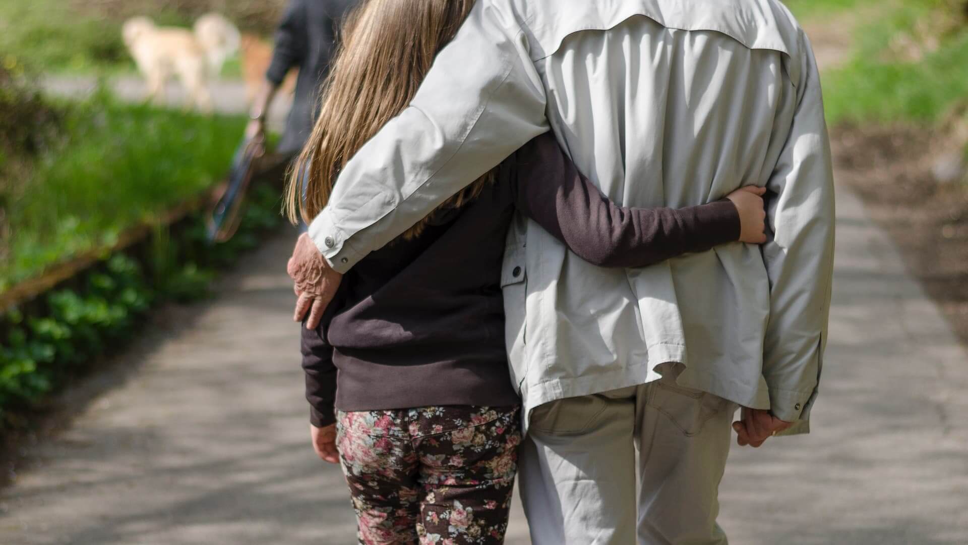menina abraçada ao avô