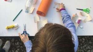 criança a brincar com vários objetos