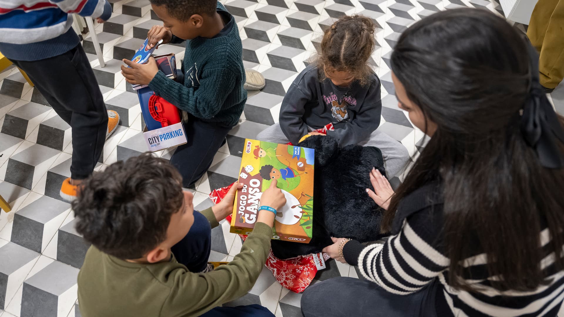 crianças de casa de acolhimento recebem presentes de natal