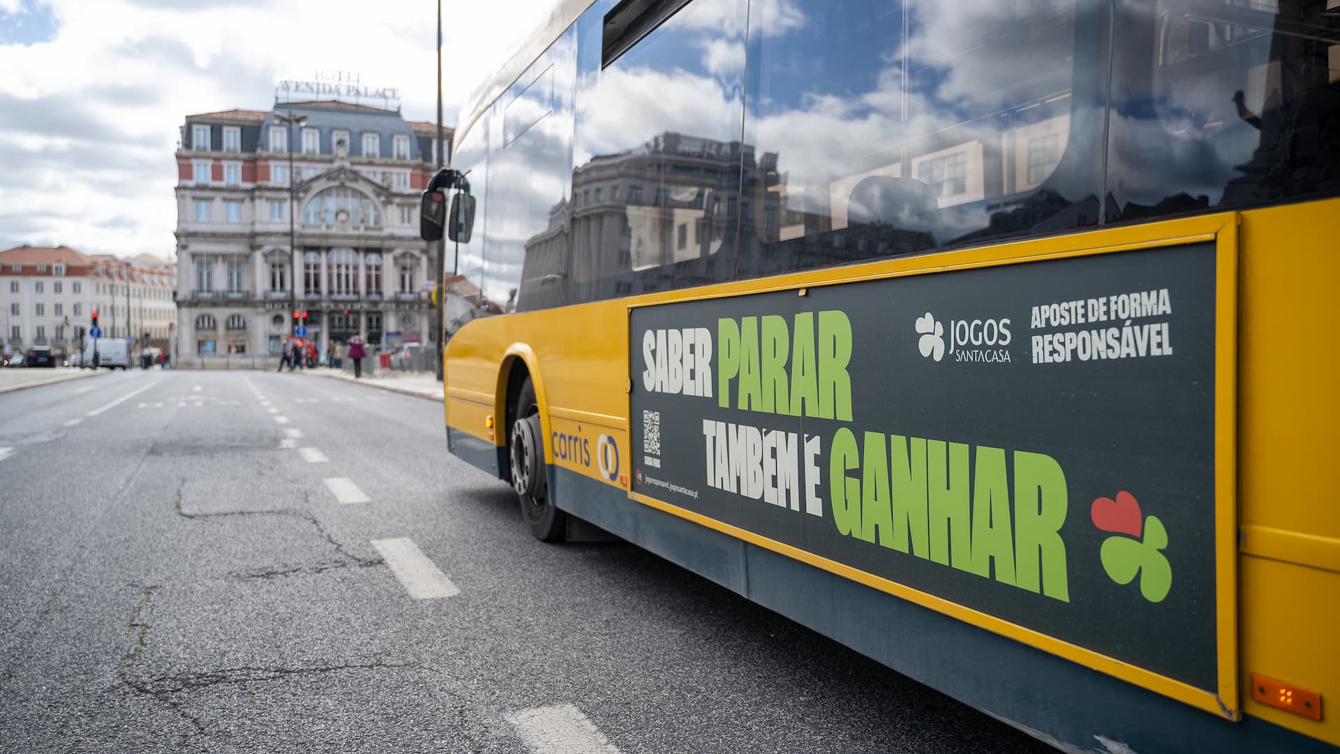 Autocarro com imagem da campanha de jogo responsável