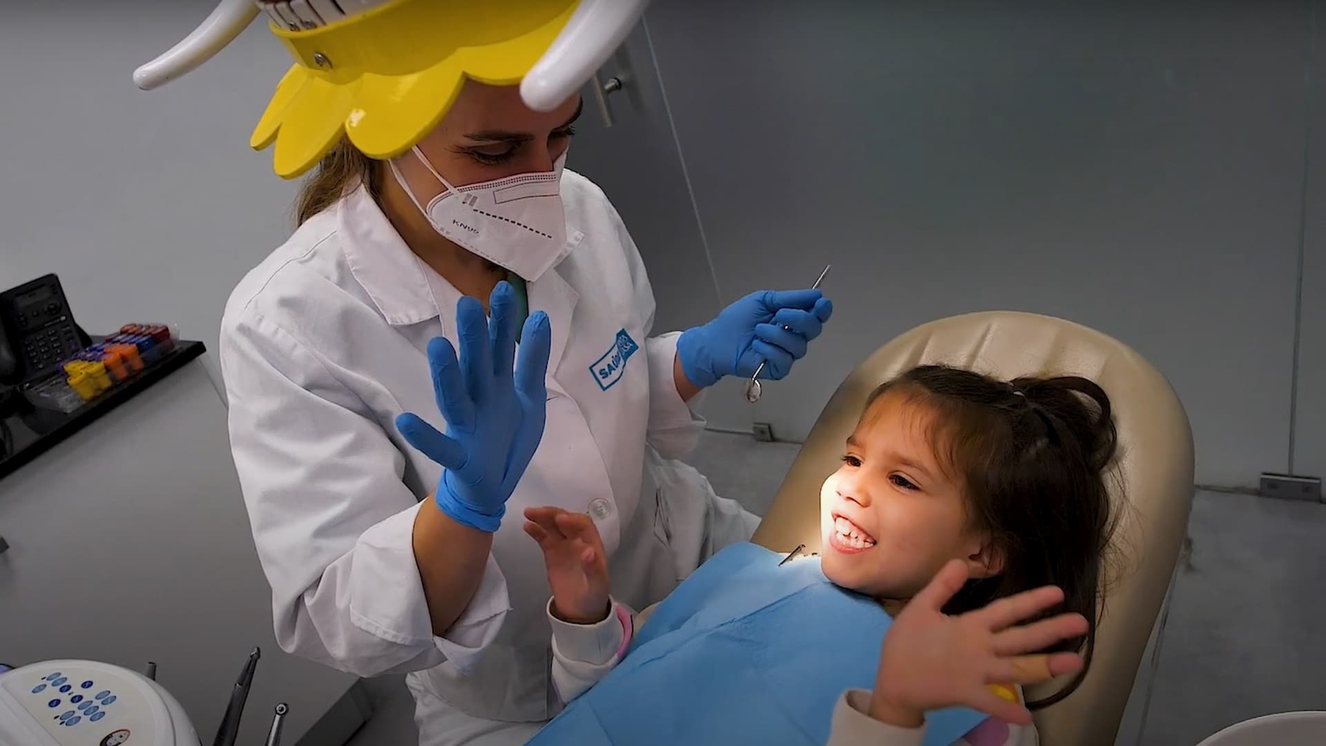 Criança sorri para a dentista no SOL
