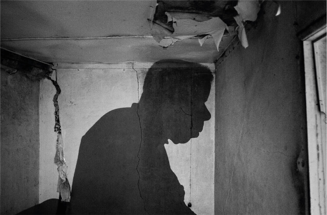sombra de homem projetada na parede