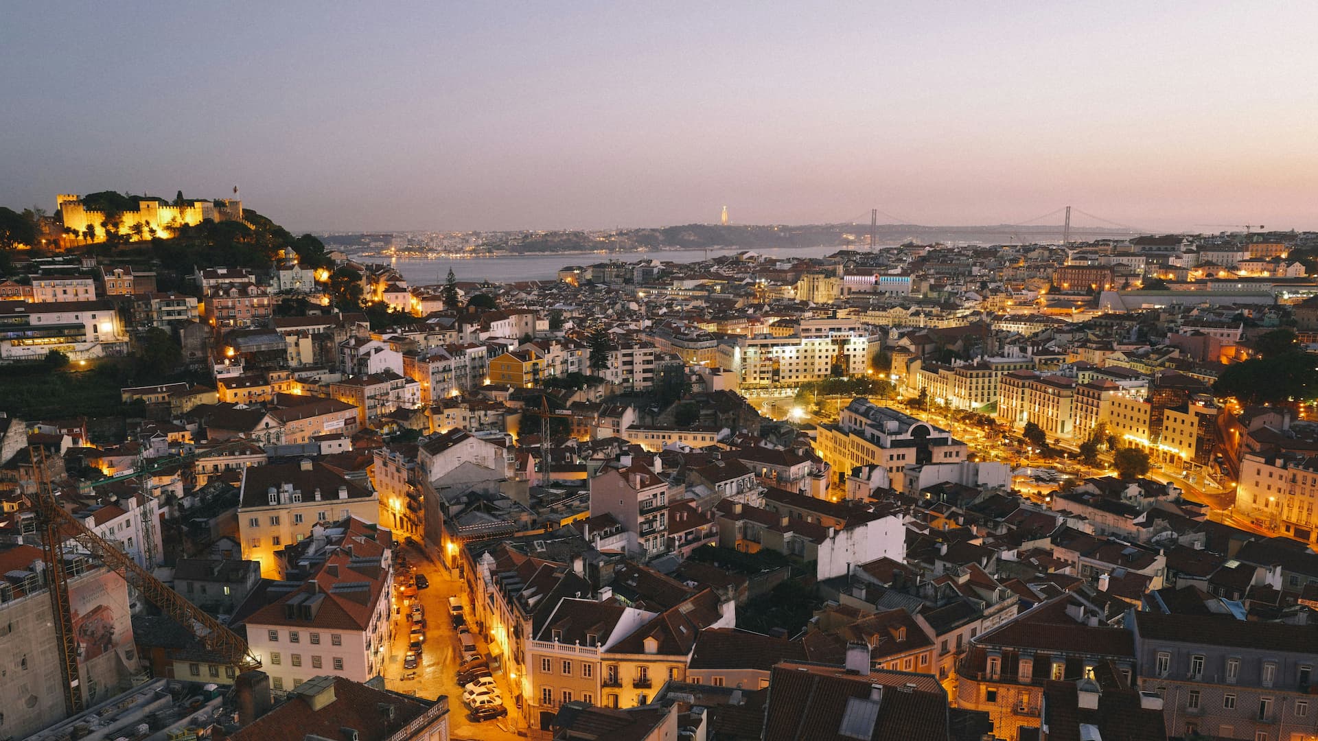 Imagem aérea de Lisboa ao anoitecer