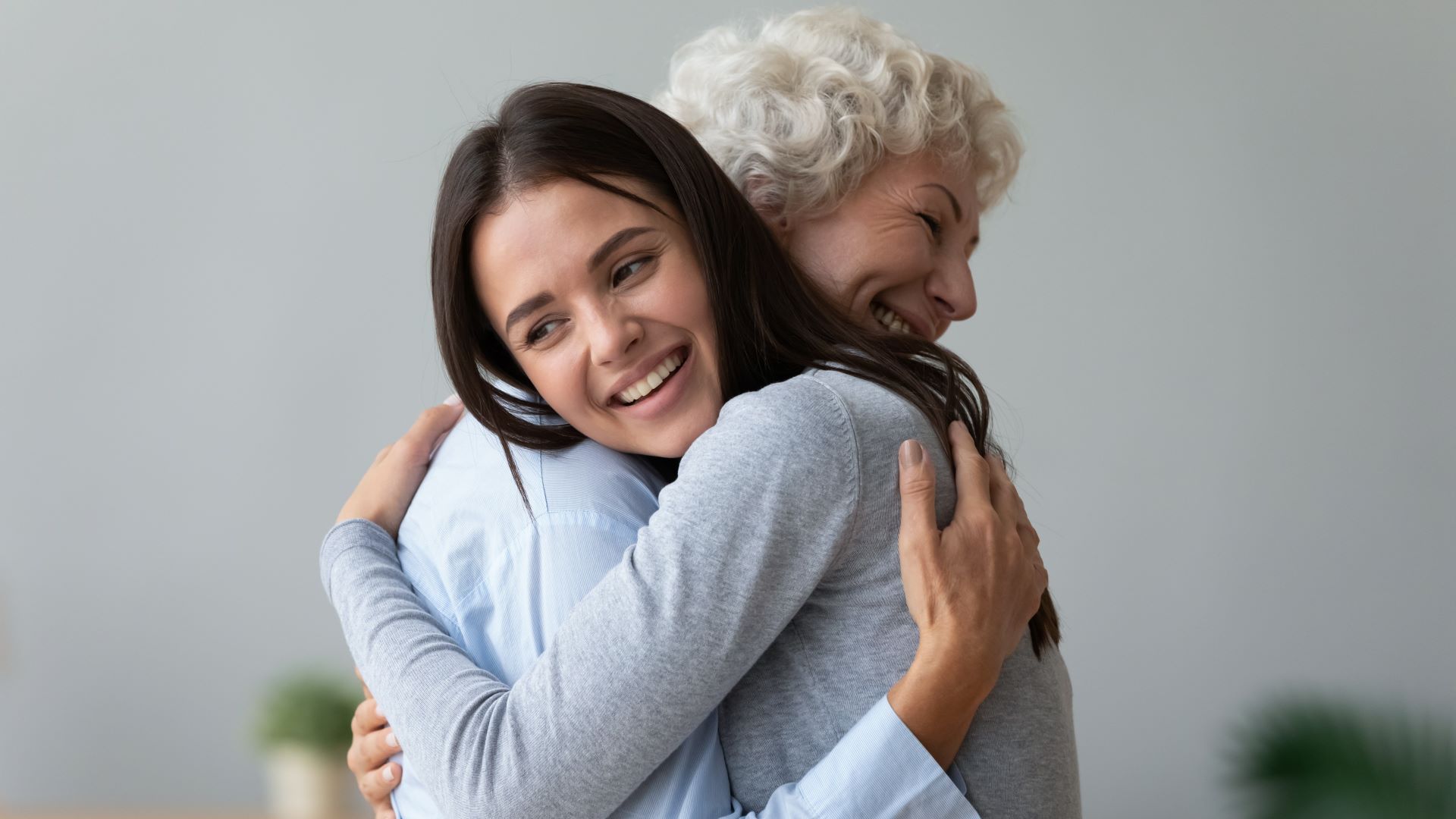 Abraço entre idosa e adolescente