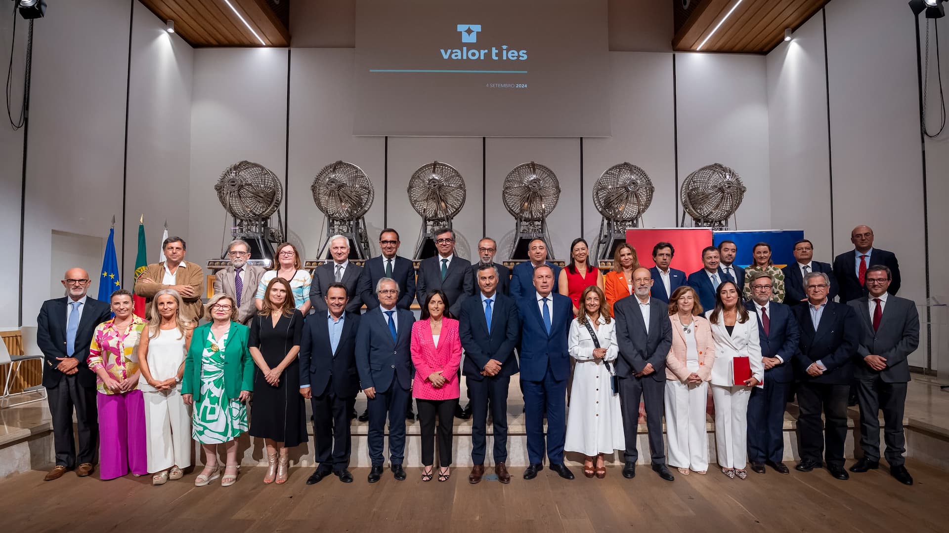 Foto de grupo na assinatura de protocolo da Valor T