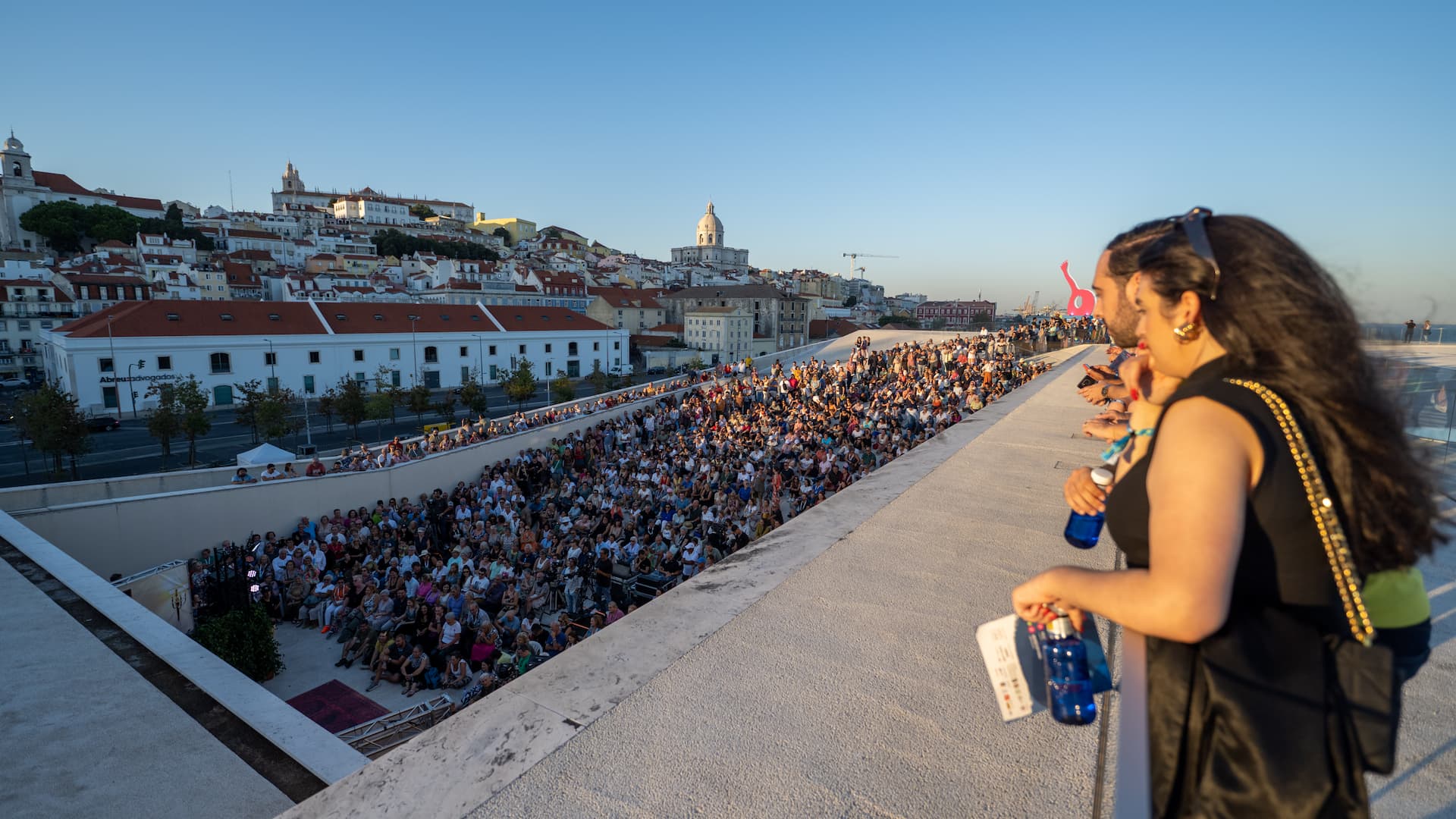 Multidão em concerto do festival Santa Casa Alfama