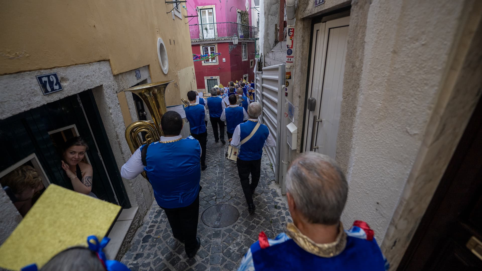 Marcha Santa Casa desce as ruas de Alfama