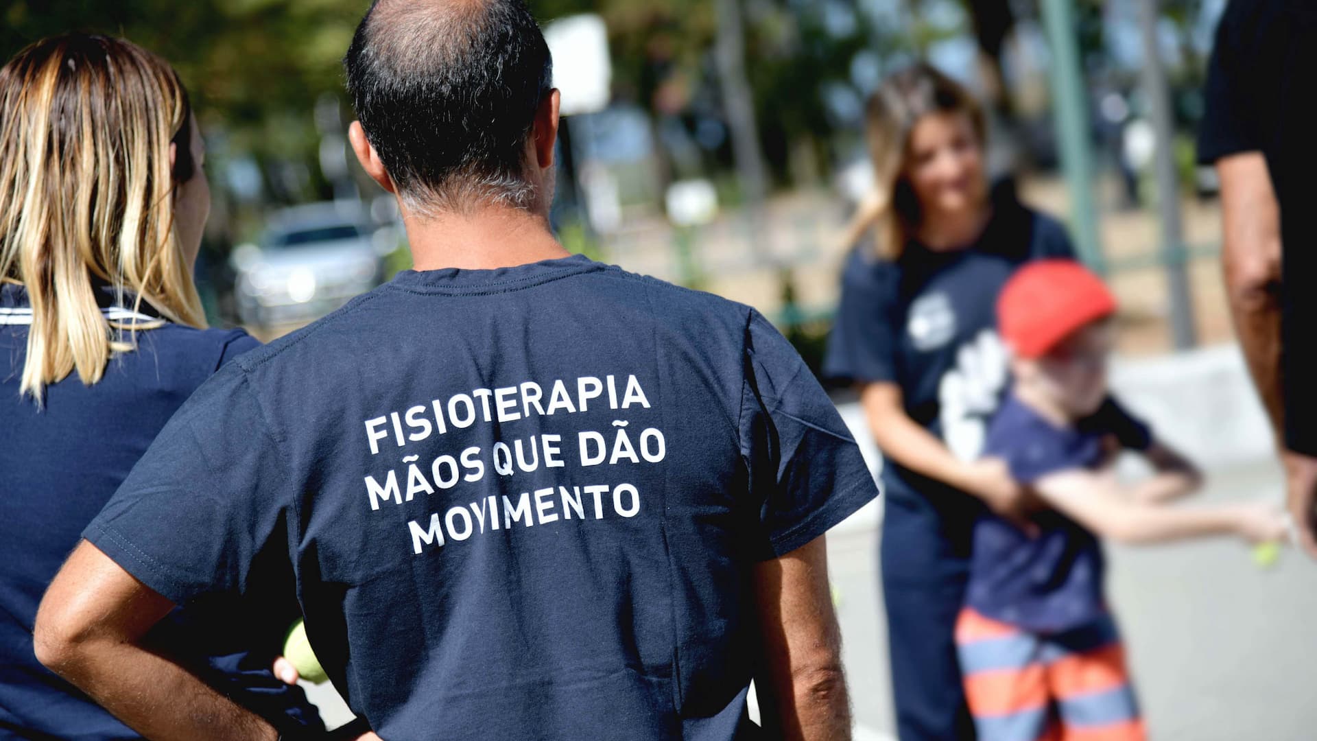 Camisola alusiva à fisioterapia: Mãos que dão movimento