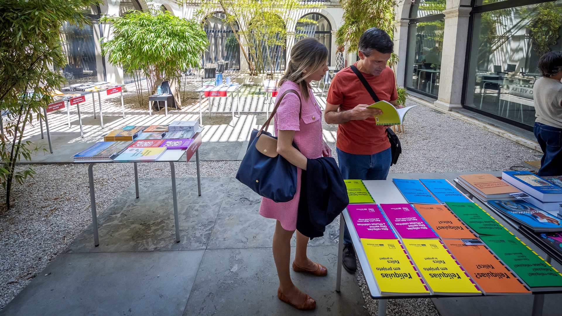 Visitantes na feira do livro no Museu de São Roque