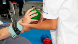 fisioterapeuta ajuda utente em exercício