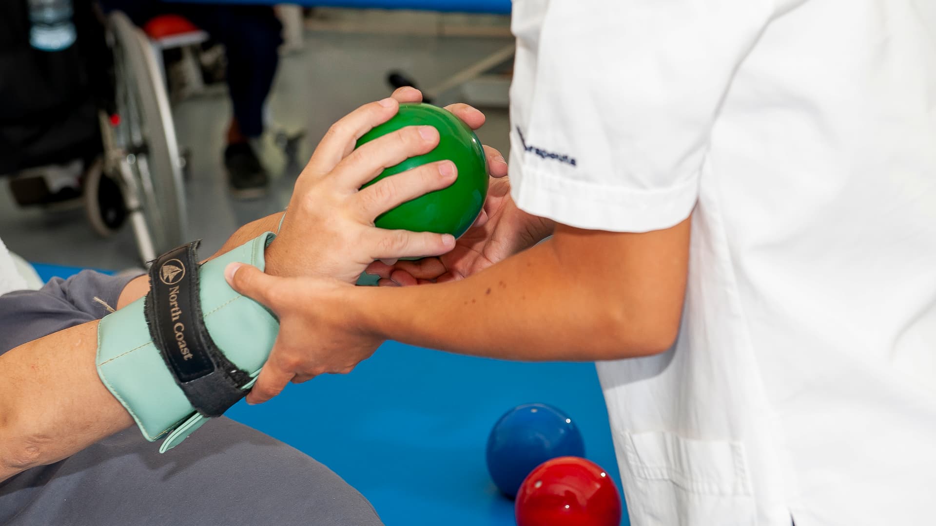 fisioterapeuta ajuda utente em exercício