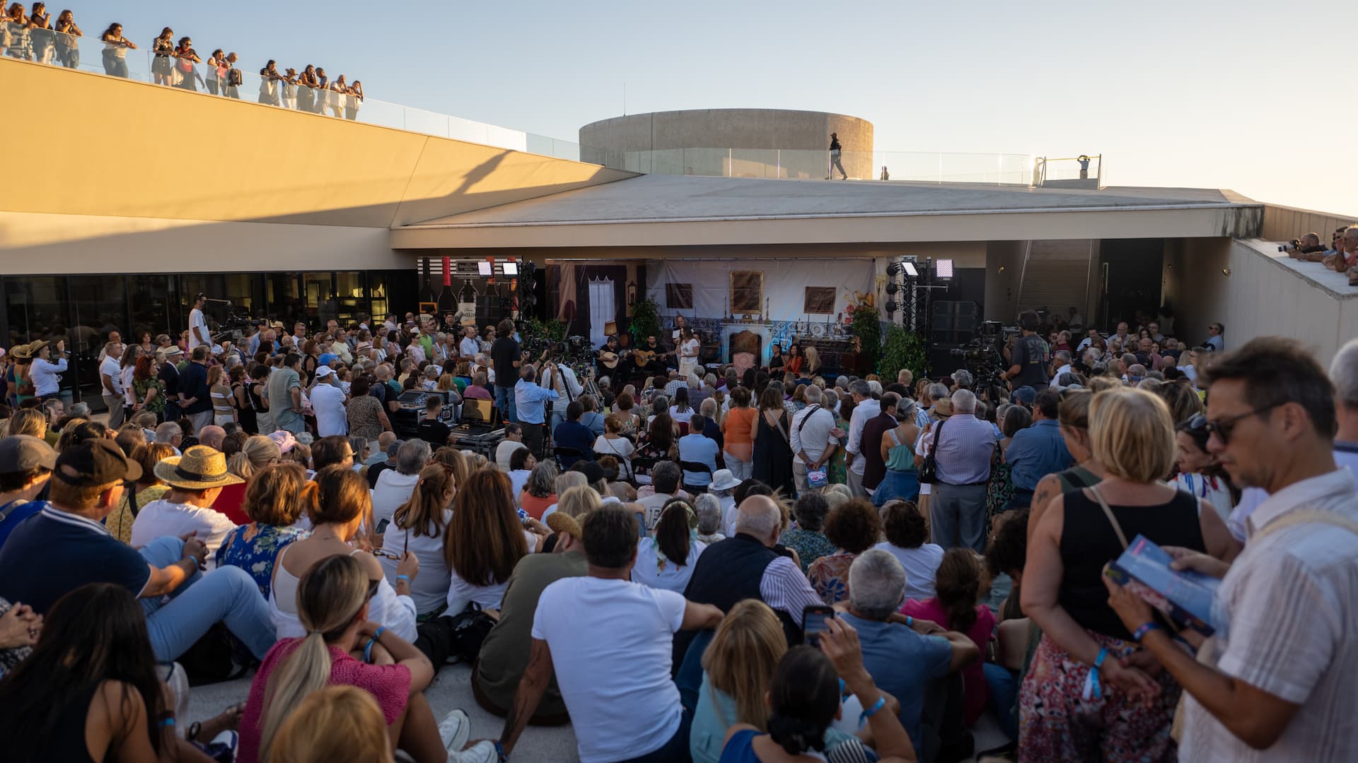 Multidão no festival Caixa Alfama