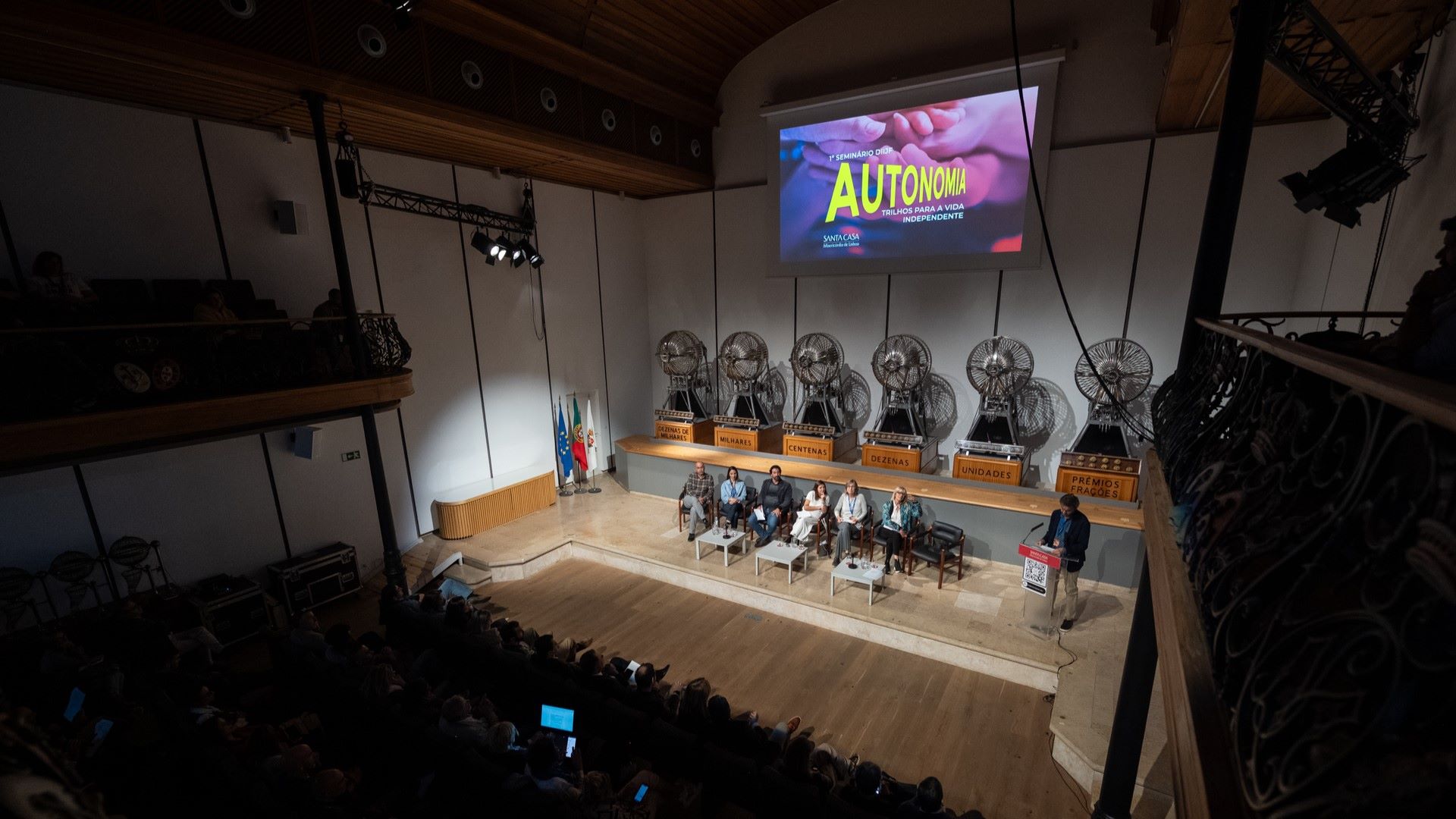 imagem da plateia do seminário de autonomia na sala de extrações da SCML