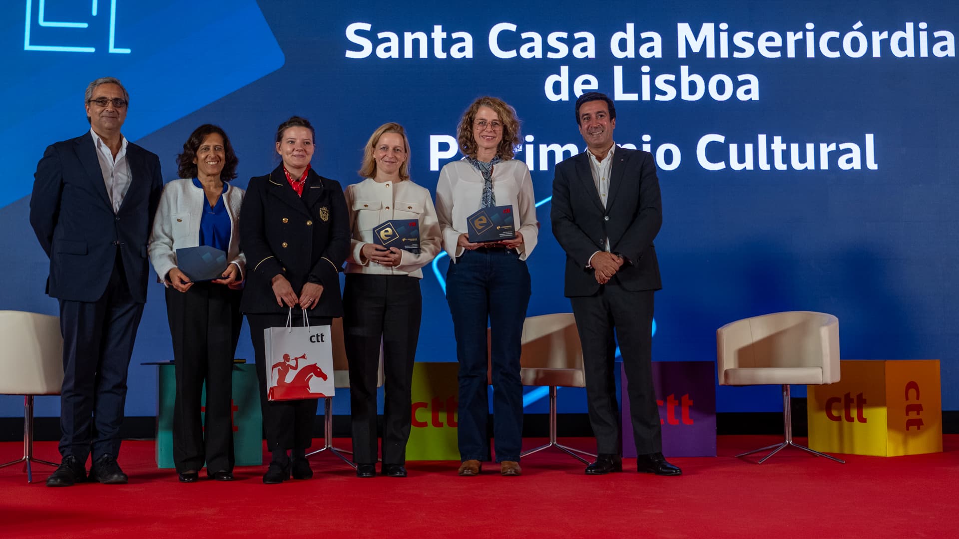 representantes da santa casa, da loja da cultura, recebendo a menção honrosa