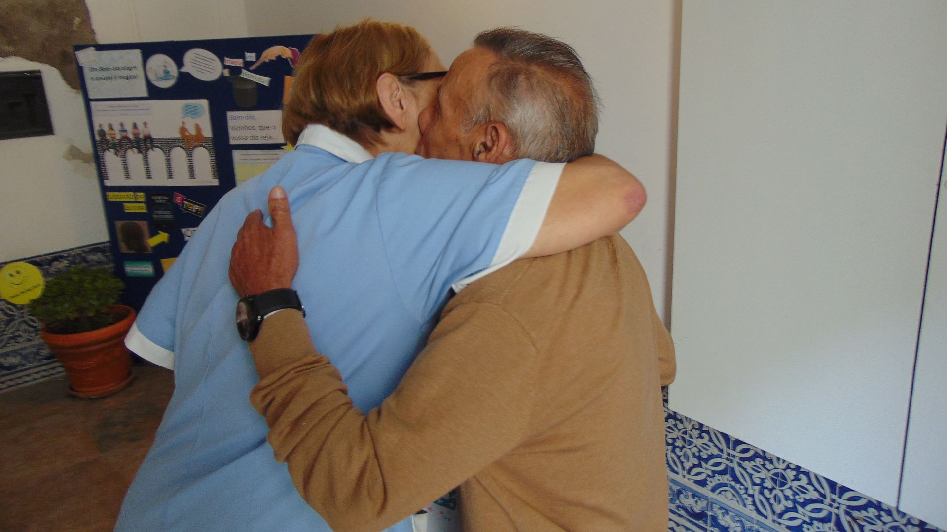 senhora e senhor abraçados