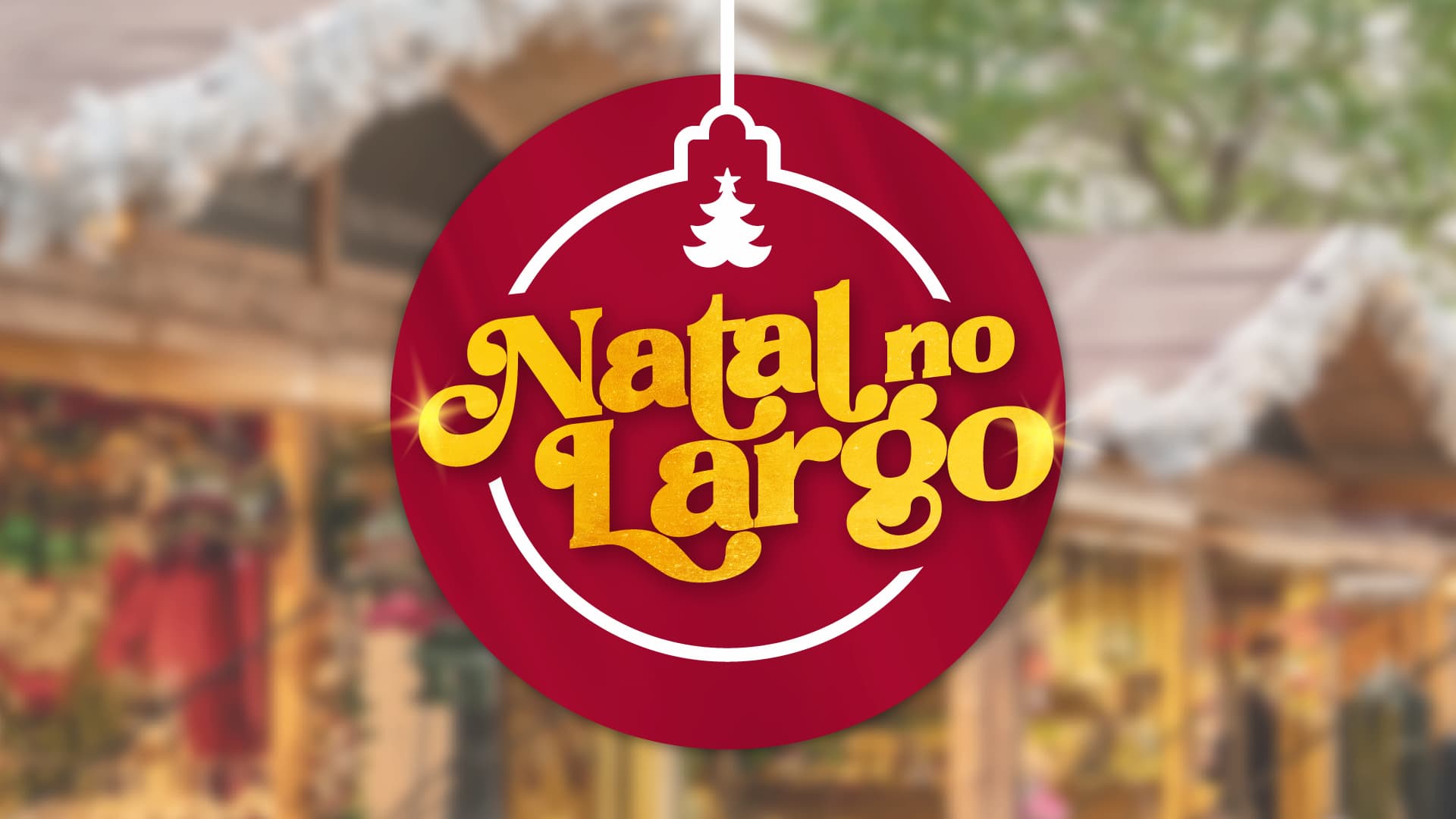 Logótipo da iniciativa Natal no Largo, com este nome dentro de uma bola de natal vermelha com uma árvore de natal branca