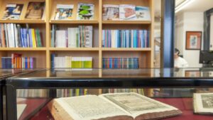 prateleiras de livros na biblioteca da scml