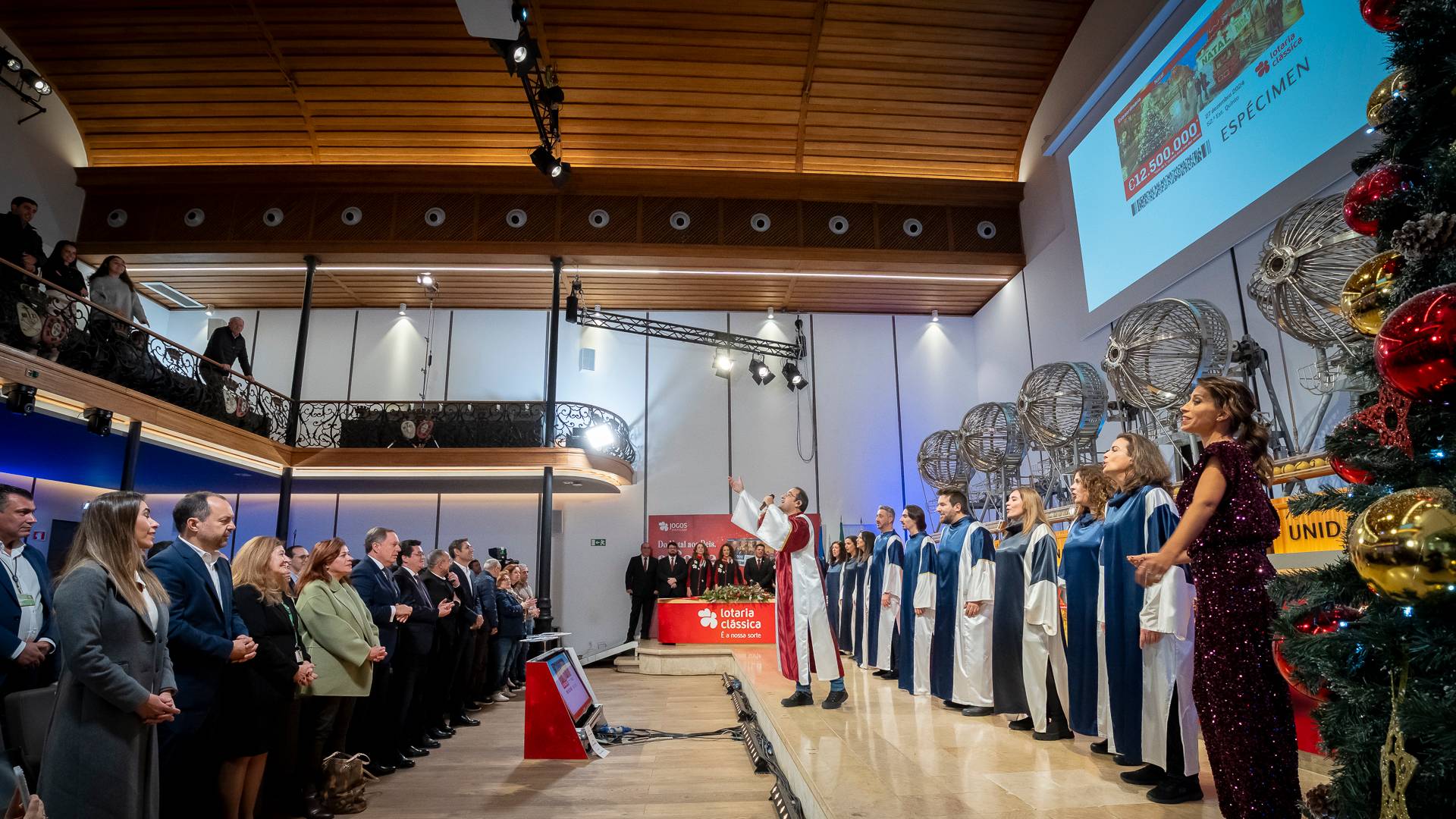 coro atua na sala de extrações