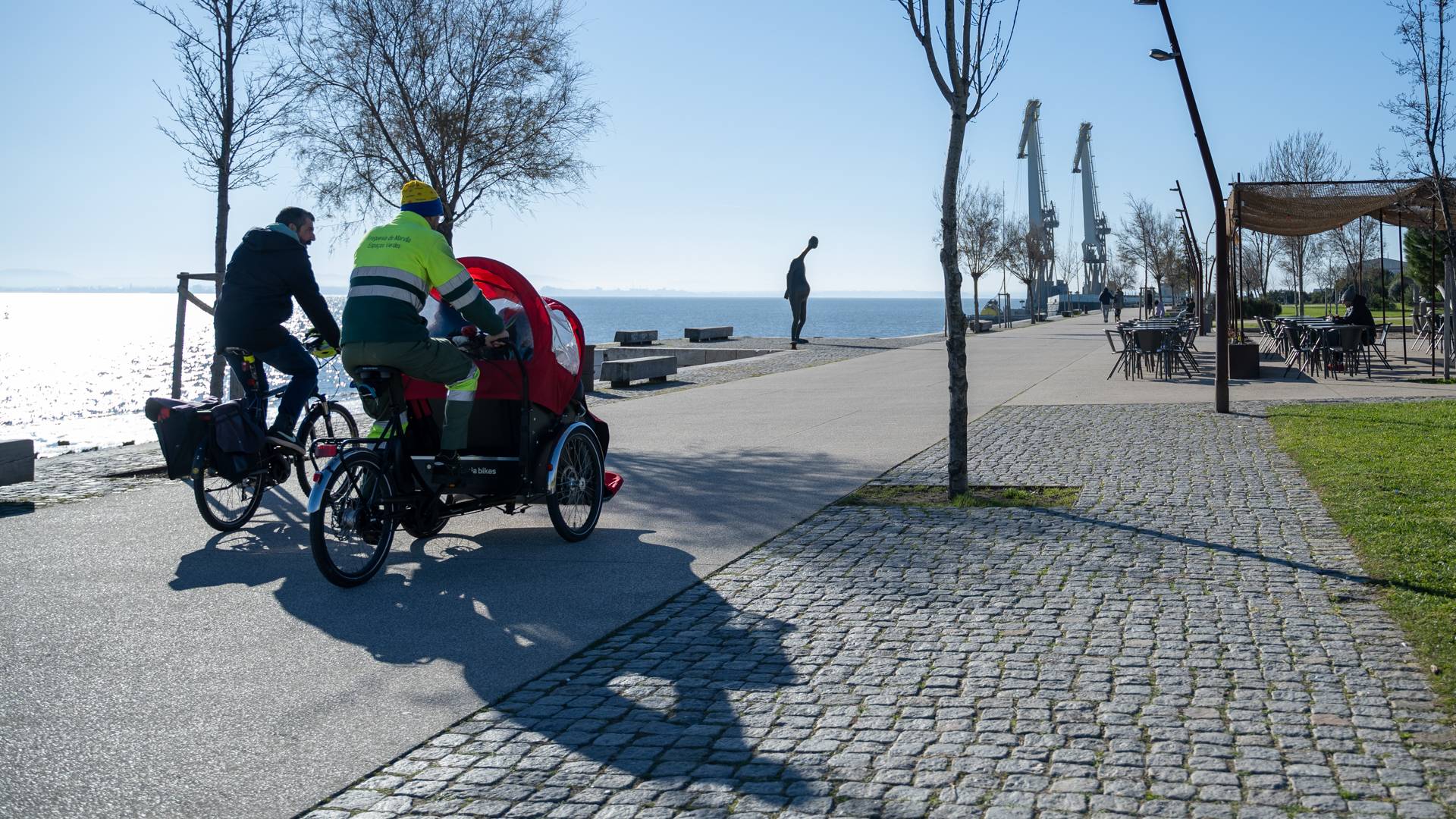 voluntário conduz bicicleta adaptada com utente em passeio