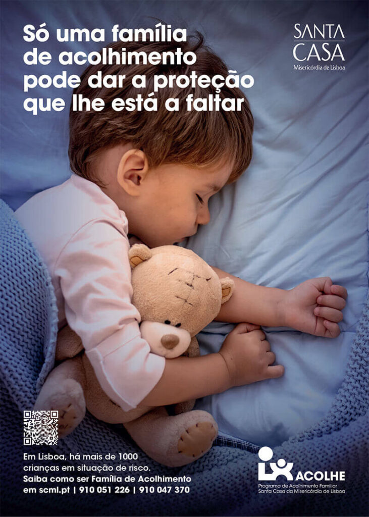 capa do tríptico do acolhimento familiar. Bebé a dormir agarrado a urso de peluche