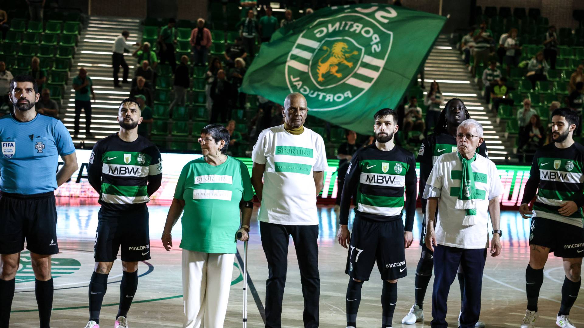 Idosos da Santa Casa entram em campo com equipa de futsal do Sporting numa ação simbólica contra o idadismo