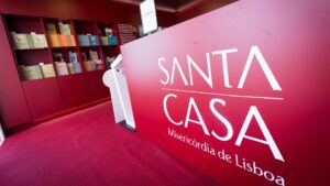 expositor vermelho da santa casa na feira do livro