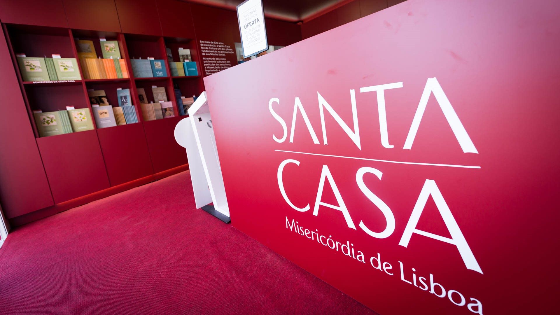 expositor vermelho da santa casa na feira do livro