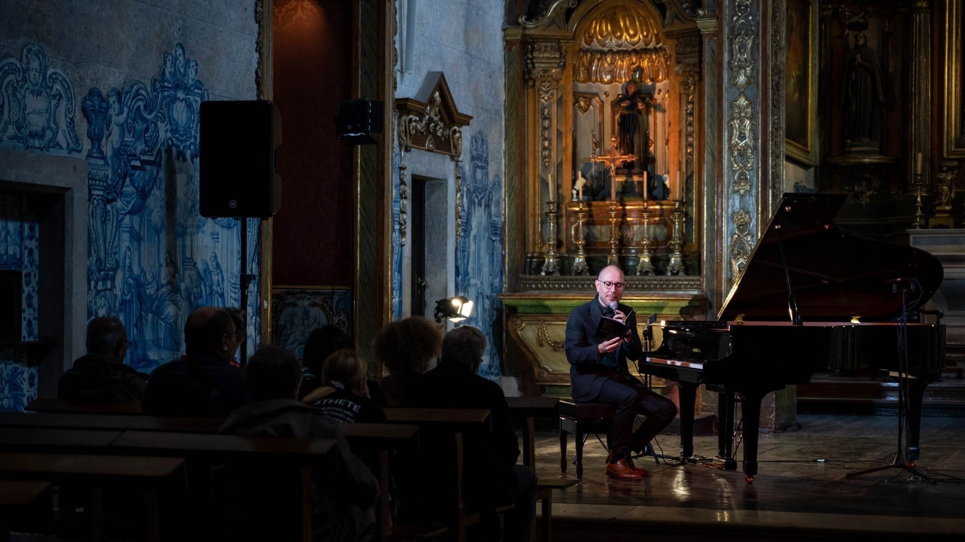 senhora a tocar piano na igreja de são roque