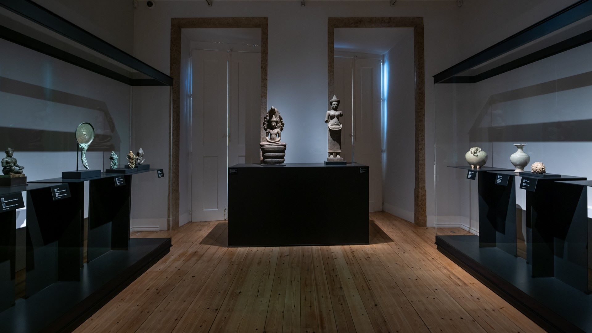 imagem da exposição na casa ásia-coleção francisco capelo