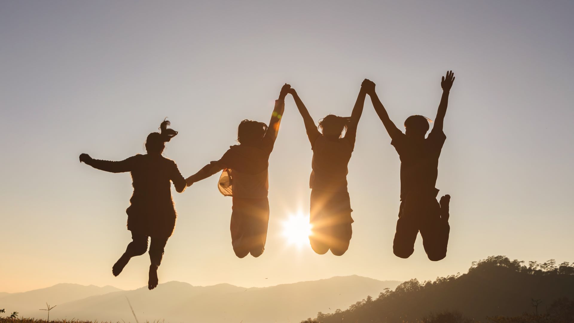 Jovens saltam ao por do sol