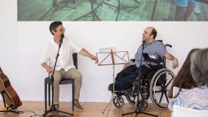 monitor e utente em palco