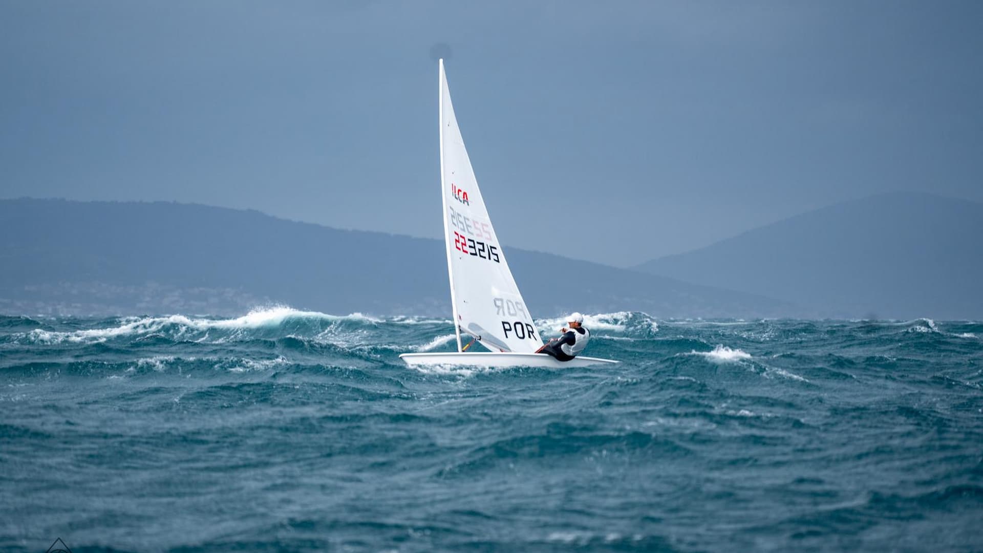 bolseiro do programa impulso a andar à vela no mar