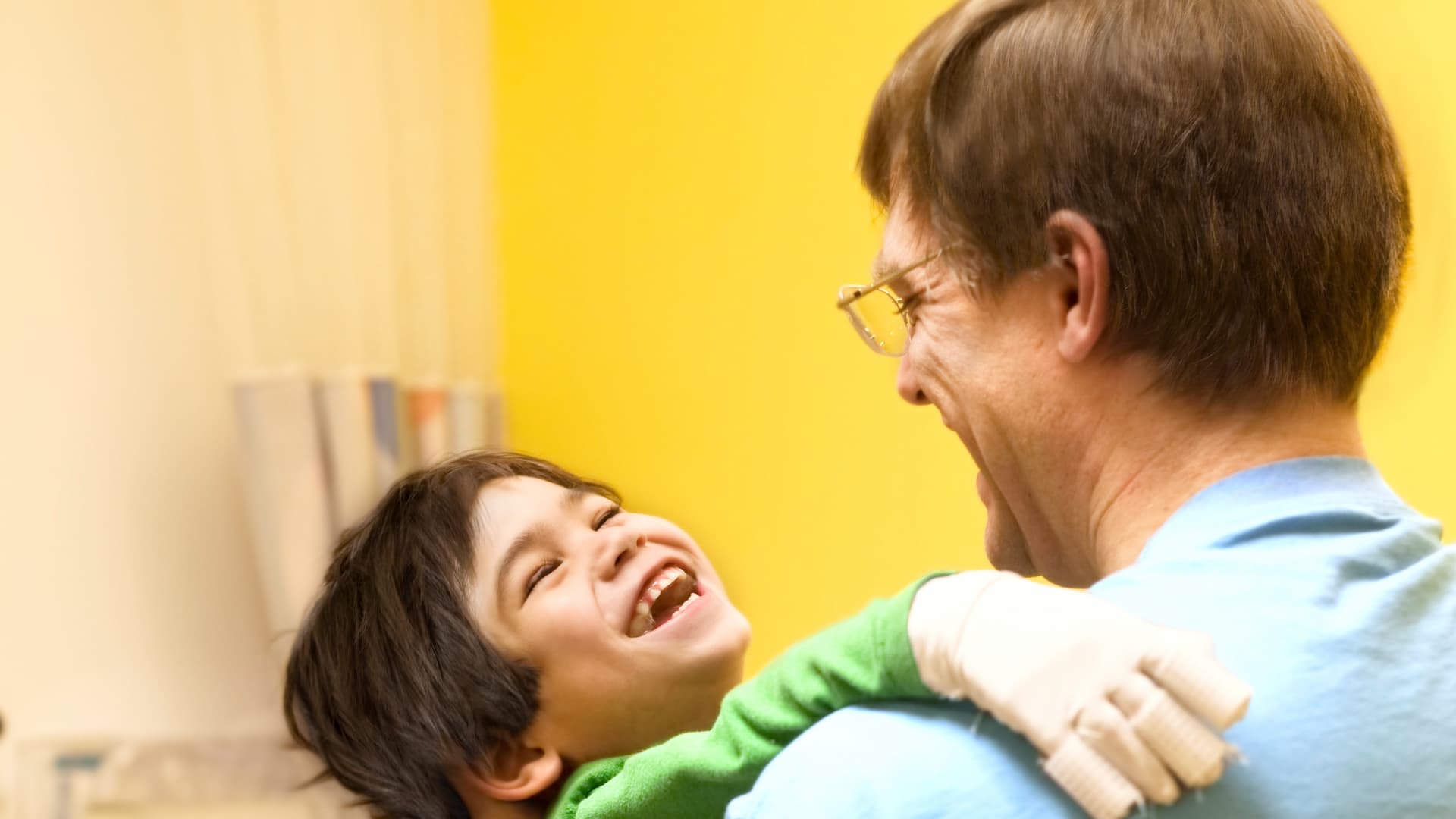 criança sorridente abraça adulto