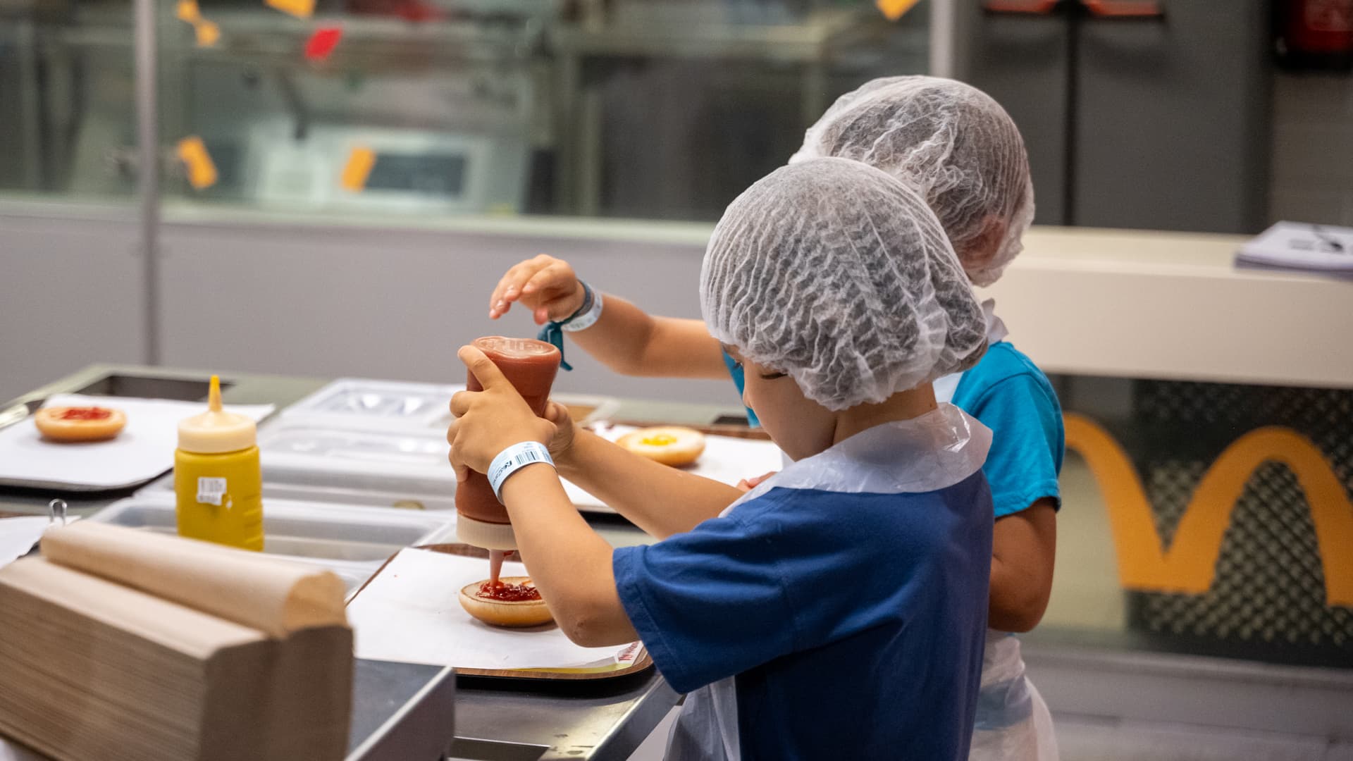 Crianças brincam aos cozinheiros